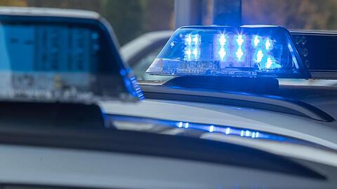 Blaulicht leuchtet auf dem Dach eines Streifenwagens der Polizei auf. Foto: Jens Büttner/dpa-Zentralbild/dpa/Symbolbild