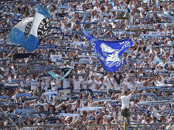 Jubelnde Fans von 1860 München. Foto: Angelika Warmuth/Archivbild