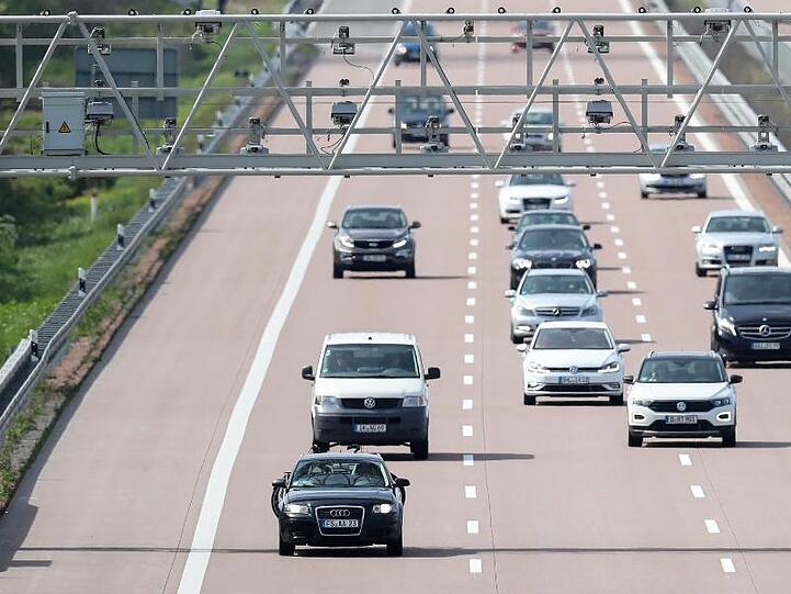 Mautbrücke auf der Autobahn A9.