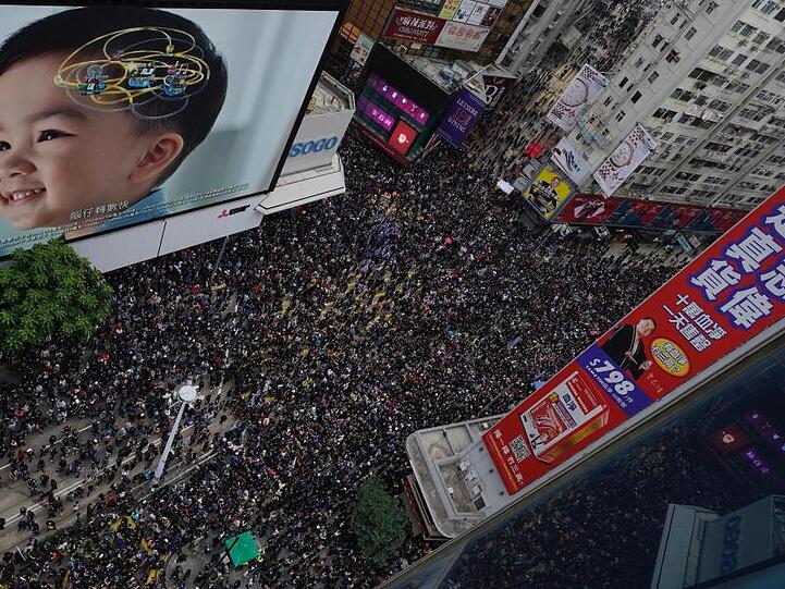 Zehntausende Menschen haben am Neujahrstag in Hongkong erneut gegen die Regierung demonstriert.