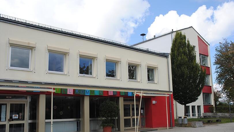 Ein Schüler soll eine Waffe in die Mittelschule Ergoldsbach gebracht haben, diese Annahme löste einen Polizeieinsatz aus.