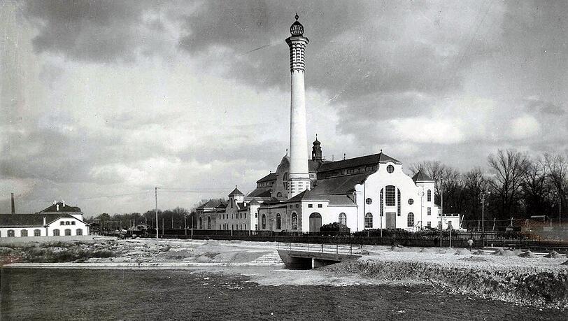 Der Aufstieg der Stadt hing auch mit bahnbrechenden Leistungen bei der Energie- und Wasserversorgung sowie bei den Verkehrsbetrieben zusammen. Der Aufstieg der Stadt hing auch mit bahnbrechenden Leistungen bei der Energie- und Wasserversorgung sowie bei den Verkehrsbetrieben zusammen.