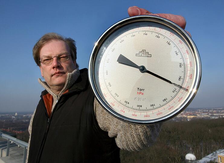 Etwa 1023 Hektopascal zeigte das Barometer am Dienstag auf der Wetterstation des Deutschen Wetterdienstes in Potsdam an, das Frank-Peter Paetsch vom Deutschen Wetterdienst zeigt. Das stabile Hochdruckgebiet über Sibirien sorgt in Deutschland weiter für trockenes und sehr kaltes Wetter. Bis zum Freitag sollen die Temperaturen weiter auf zweistellige Minusgrade sinken. Aber nicht nur in Deutschland treibt Schnee und Frost sein Unwesen...