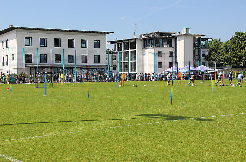Am Samstag startete der TSV 1860 München ganz offiziell in die neue Saison. Klicken Sie sich durch die Bilder des Traningsauftakts mit dem neuen Trainer Kosta Runjaic.
