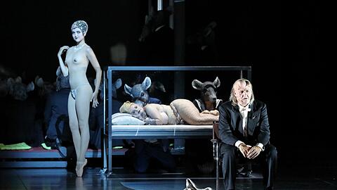 Alviano, der Elephant-Man der Oper, in seiner Kunstsammlung: John Daszak und Kitty Kokett (in der Vitrine) in Franz Schrekers Oper &bdquo;Die Gezeichneten&ldquo;.