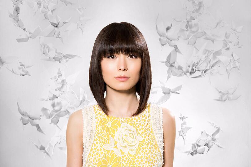 Die Pianistin Alice Sara Ott umgibt sich nicht nur mit zarten Papierblumen, sie packt bei schwieriger Klaviermusik von Maurice Ravel oder Franz Liszt gegebenenfalls auch ganz schön zu.