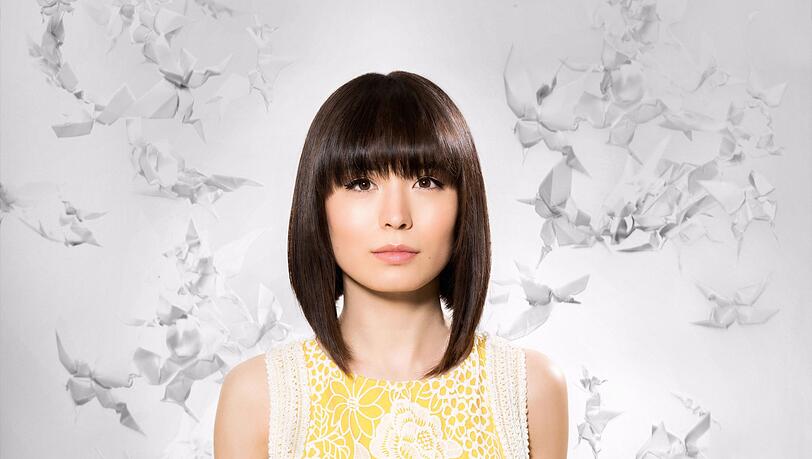 Die Pianistin Alice Sara Ott umgibt sich nicht nur mit zarten Papierblumen, sie packt bei schwieriger Klaviermusik von Maurice Ravel oder Franz Liszt gegebenenfalls auch ganz schön zu. Die Pianistin Alice Sara Ott umgibt sich nicht nur mit zarten Papierblumen, sie packt bei schwieriger Klaviermusik von Maurice Ravel oder Franz Liszt gegebenenfalls auch ganz schön zu.