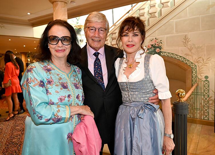 Unter den Gästen in Aschau: Schauspieler Christian Wolff mit seiner Frau Marina (l.) und TV-Kollegin Anja Kruse.