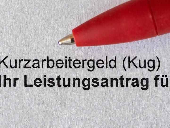 Ausfüllen: ein Antrag für Kurzarbeitergeld der Bundesagentur für Arbeit.