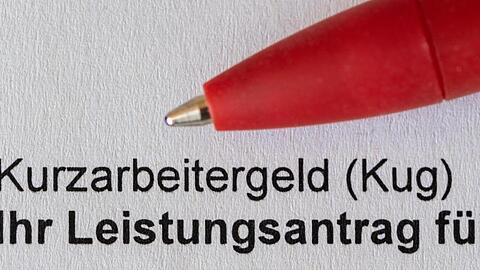 Ausfüllen: ein Antrag für Kurzarbeitergeld der Bundesagentur für Arbeit.