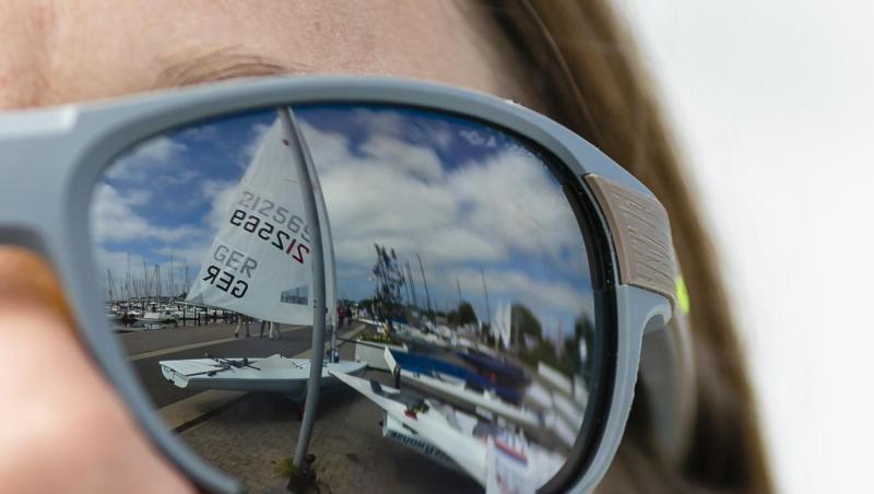 Das Segel eines Bootes spiegelt sich in der Sonnenbrille einer Frau. Foto: Frank Molter/Archiv Das Segel eines Bootes spiegelt sich in der Sonnenbrille einer Frau. Foto: Frank Molter/Archiv