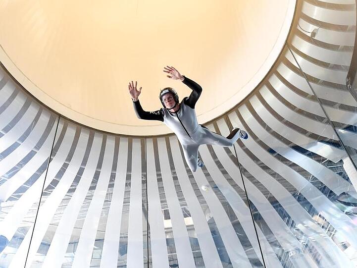 Skisprung-Olympiasieger Andreas Wellinger beim Bodyflying-Training.