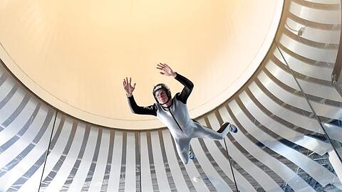 Skisprung-Olympiasieger Andreas Wellinger beim Bodyflying-Training.