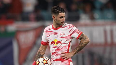 Leipzigs Dominik Szoboszlai hält den Ball während des Spiels.
