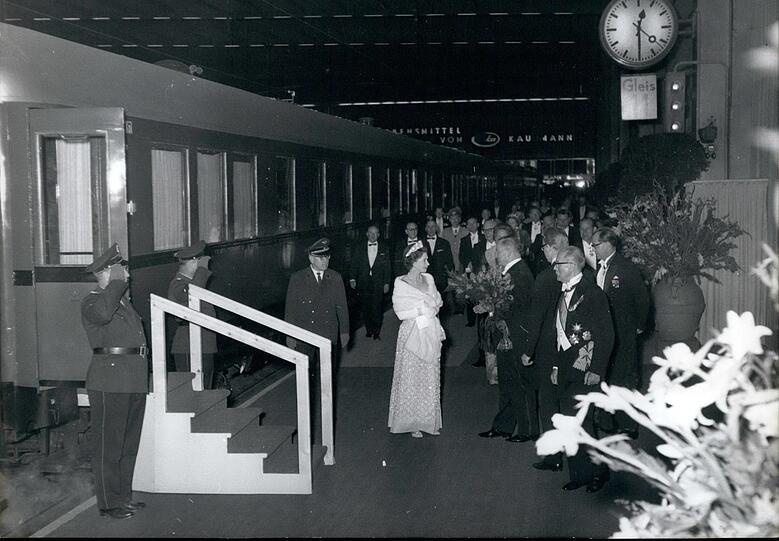 21. Mai 1965 in aller Herrgottsfrüh an Gleis 11 des Münchner Hauptbahnhofs: Die Queen ist da! Die hölzerne Treppe hat ihr beim Aussteigen aus dem Zug geholfen.