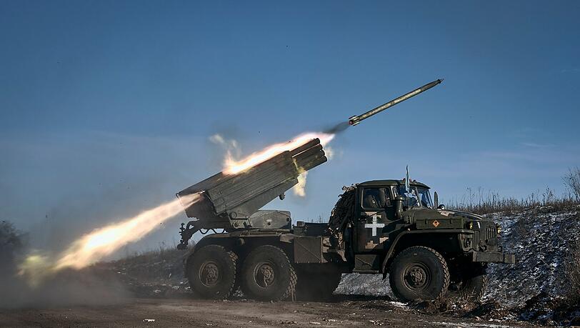 Ein Grad-Mehrfachraketenwerfer der ukrainischen Armee feuert Raketen auf russische Stellungen an der Frontlinie bei Soledar.