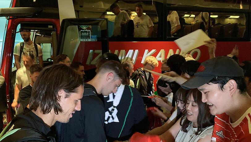 Bayerns Yann Sommer (l) und Leon Goretzka (M) bei Selfies und Autogrammen für asiatische Bayern-Fans.