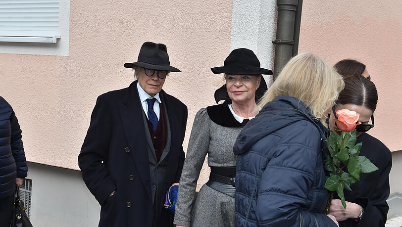 Barbara Engel speelde voor de trauerfeier op haar ex-Mann Bernd Herzsprung (links)