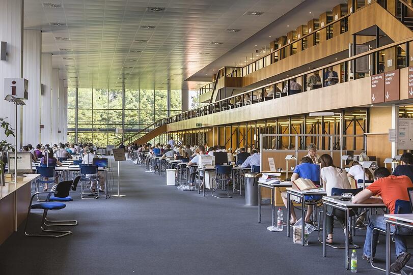 Die Bayerische Staatsbibliothek, hier der allgemeine Lesesaal, ist inzwischen offen für alle Bürger des Freistaats.