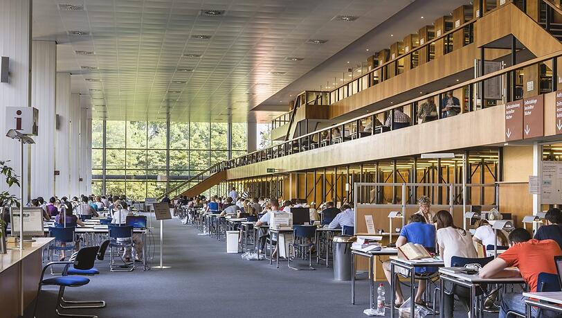Die Bayerische Staatsbibliothek, hier der allgemeine Lesesaal, ist inzwischen offen für alle Bürger des Freistaats. Die Bayerische Staatsbibliothek, hier der allgemeine Lesesaal, ist inzwischen offen für alle Bürger des Freistaats.
