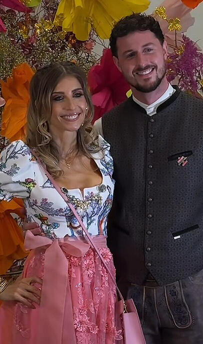 Cathy Hummels mit Jannik Kontalis beim "WiesnBummel". Cathy Hummels mit Jannik Kontalis beim "WiesnBummel".