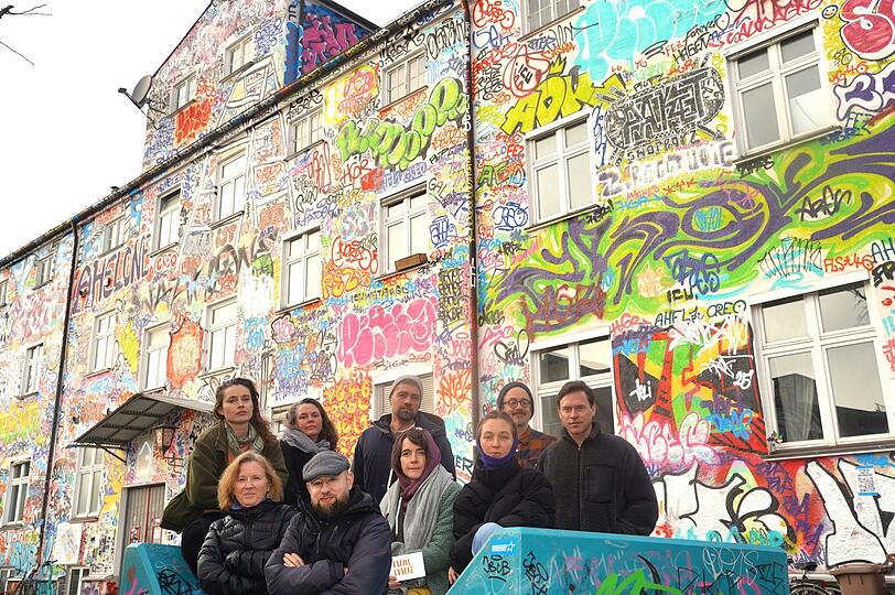 Sie geben ihr geliebtes Kreativquartier nicht auf (hinten v.l.): Kathleen Daniel, Uli Schulz, Fabian Gatermann, Till Coester, Peter Baranowski, (vorne sitzend v.l.) Irene Fastner, Robert Weissenbacher, Sara G&oacute;mez und Laura H&ouml;pfner.