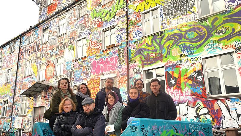 Sie geben ihr geliebtes Kreativquartier nicht auf (hinten v.l.): Kathleen Daniel, Uli Schulz, Fabian Gatermann, Till Coester, Peter Baranowski, (vorne sitzend v.l.) Irene Fastner, Robert Weissenbacher, Sara Gómez und Laura Höpfner. Sie geben ihr geliebtes Kreativquartier nicht auf (hinten v.l.): Kathleen Daniel, Uli Schulz, Fabian Gatermann, Till Coester, Peter Baranowski, (vorne sitzend v.l.) Irene Fastner, Robert Weissenbacher, Sara Gómez und Laura Höpfner.