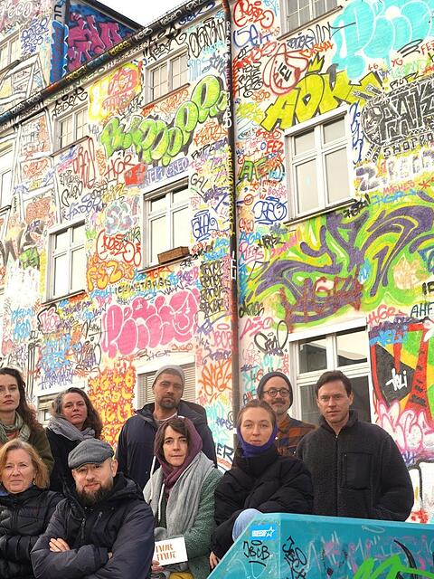 Sie geben ihr geliebtes Kreativquartier nicht auf (hinten v.l.): Kathleen Daniel, Uli Schulz, Fabian Gatermann, Till Coester, Peter Baranowski, (vorne sitzend v.l.) Irene Fastner, Robert Weissenbacher, Sara G&oacute;mez und Laura H&ouml;pfner.