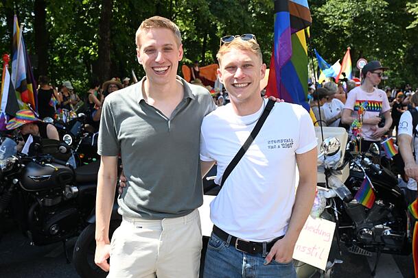 Dominik Krause (l) nimmt zusammen mit seinem Lebensgef&auml;hrten Sebastian M&uuml;ller an der Parade teil.