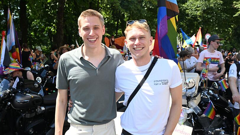 Dominik Krause (l) nimmt zusammen mit seinem Lebensgef&auml;hrten Sebastian M&uuml;ller an der Parade teil.