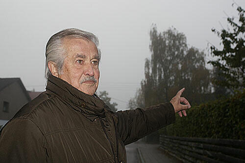 Horst Wystemp aus Ottobrunn wurde von einer Saatkrähe angegriffen. Der Vogel erwischte ihn am Hinterkopf.