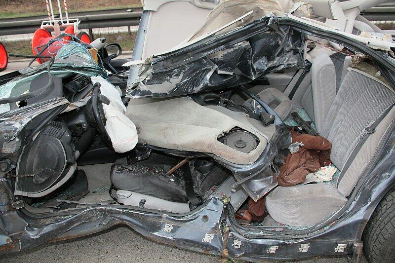 Ein 70 Jahre alter Autofahrer ist am Donnerstag bei einem Unfall auf der Autobahn 94 nahe Poing in Oberbayern ums Leben gekommen. Der Mann übersah das Ende eines Staus.