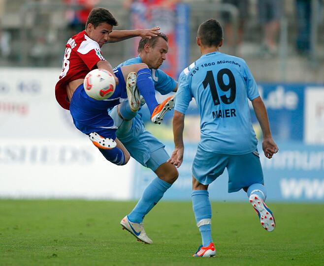 Hitzeschlacht im Sportpark. Bei Temperaturen um die 30 Grad spielte die SpVgg Unterhaching gegen den TSV 1860 München. Im Bild Hachings Dominik Rohracker gegen Arne Feick und Sebastian Maier.