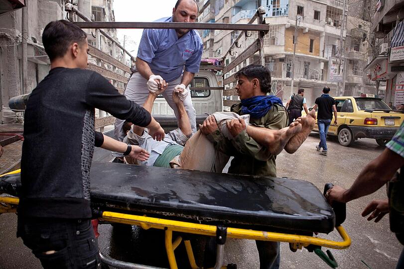 Sicherheitskräfte untersuchen den Anschlagsort in Aleppo