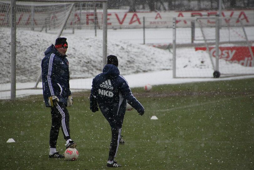 Der Trainerstab hält sich währenddessen mit Balljonglieren auf Temperatur.