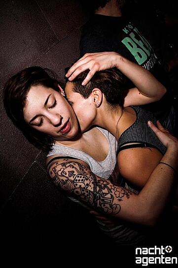 DJane. Jung. Attraktiv. Simina Grigoriu heizte dem Partyvolk am Samstag im Harry Klein ein. Weitere Bilder von dieser Party auf: www.nachtagenten.de