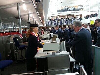 Der FC Bayern vor dem Abflug nach London - Bilder vom Flughafen München