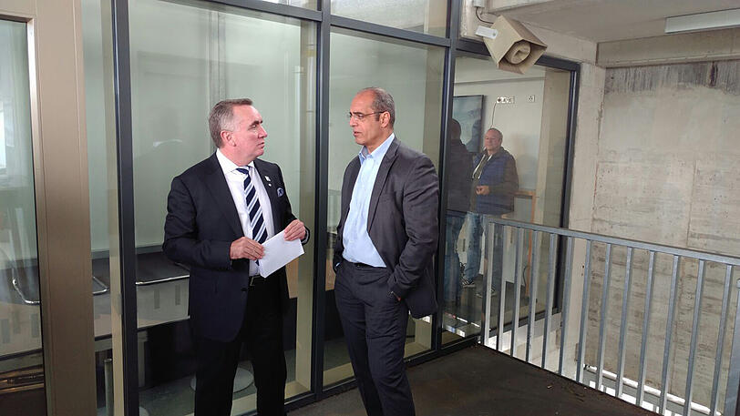 Ian Ayre (l.) zusammen mit Anthony Power bei der offiziellen Vorstellung am Montag.
