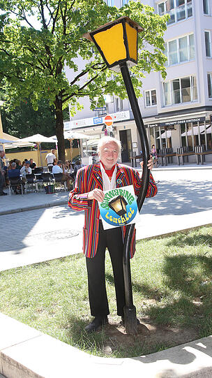 Nicht ohne Laterne: Der Schwabinger Wolfgang Roucka hat das Leben der singenden Wirtin Gisela vielfach im Bild festgehalten.