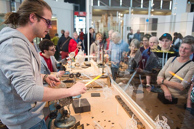Das Handwerk live erleben. Auf der Internationalen Handwerksmesse zeigen Handwerker ihr Können auch in eigens auf der Messe aufgebauten Werkstätten.