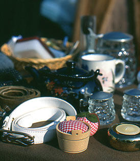 Geschirrverkauf am Flohmarkt.