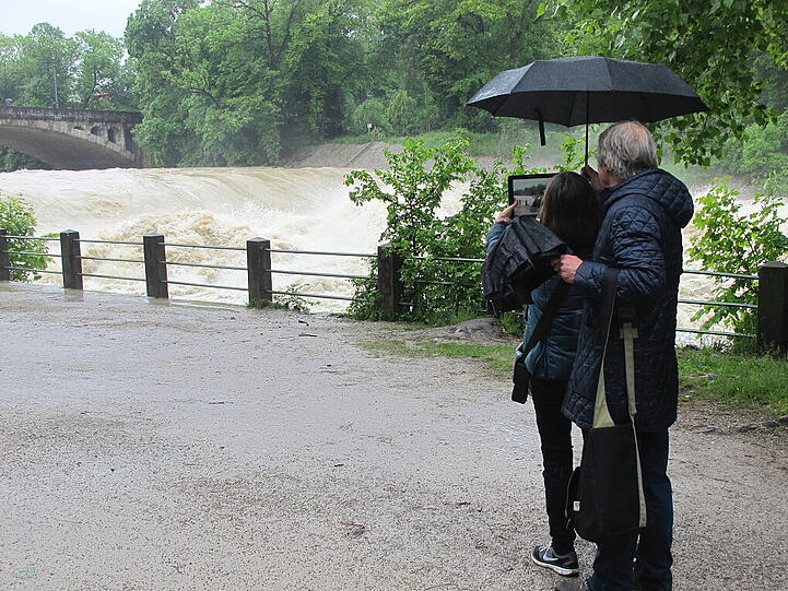 Die reißende Isar am Montagmittag vor genau einem halben Jahr. Die Bilder.
