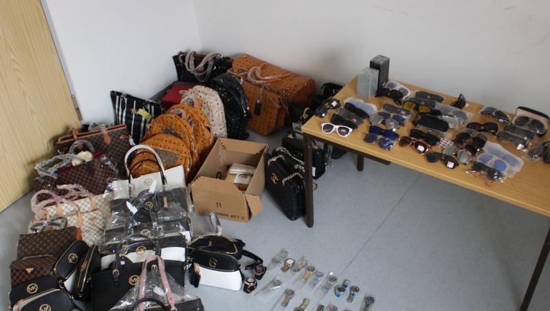 Sichergestellte gefälschte Handtaschen, Geldbeutel, Uhren, Sonnenbrillen und Parfüms. Foto: --/Polizei Oberfranken Sichergestellte gefälschte Handtaschen, Geldbeutel, Uhren, Sonnenbrillen und Parfüms. Foto: --/Polizei Oberfranken