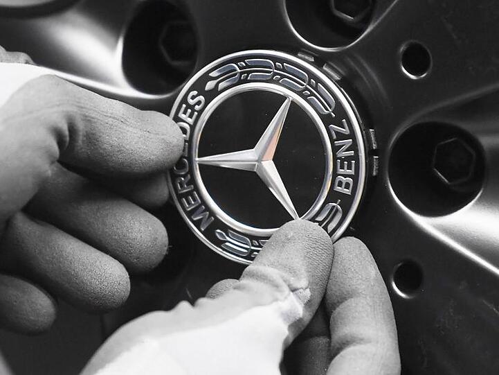 Vor allem in Europa, darunter auch im Heimatmarkt Deutschland, sowie in Nordamerika stockte der Absatz von Premiumfahrzeugen mit dem Stern.