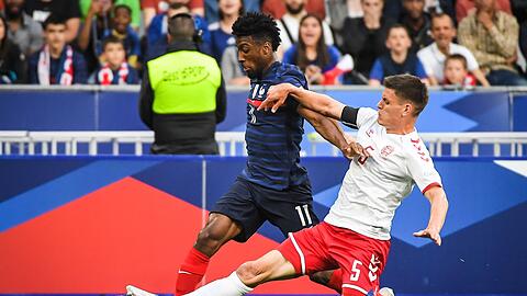 Frankreichs Kingsley Coman (l) im Zweikampf mit dem Dänen Joakim Maehle.