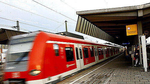 In einer S-Bahn wurde am Montag ein gesunder Bub geboren. In einer S-Bahn wurde am Montag ein gesunder Bub geboren.