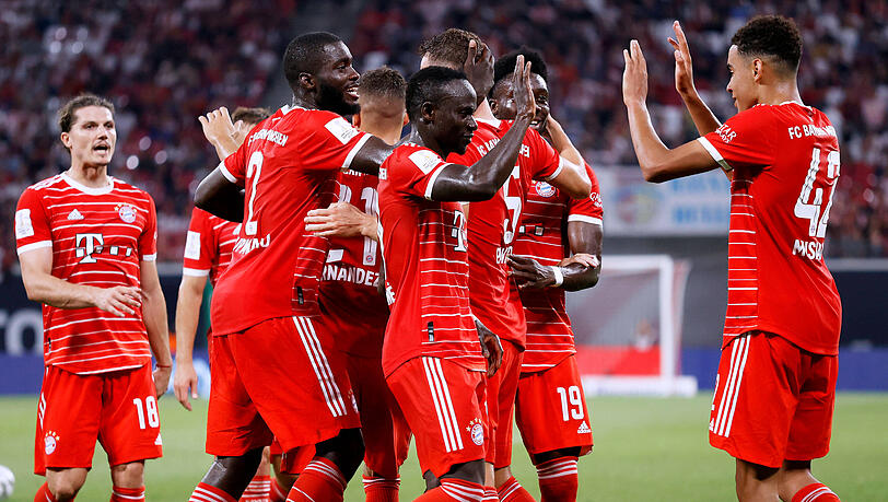 Jubel beim FC Bayern im Supercup-Finale gegen RB Leipzig:Jamal Musiala (rechts) und Sadio Mané klatschen ab.