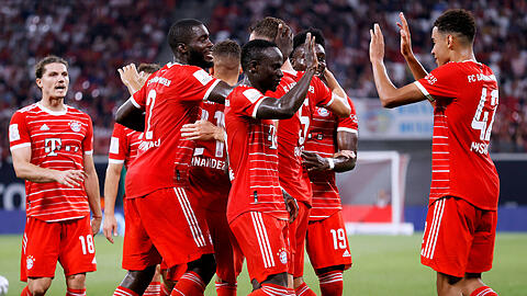 Jubel beim FC Bayern im Supercup-Finale gegen RB Leipzig:Jamal Musiala (rechts) und Sadio Mané klatschen ab.