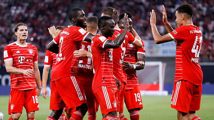 Jubel beim FC Bayern im Supercup-Finale gegen RB Leipzig:Jamal Musiala (rechts) und Sadio Mané klatschen ab.
