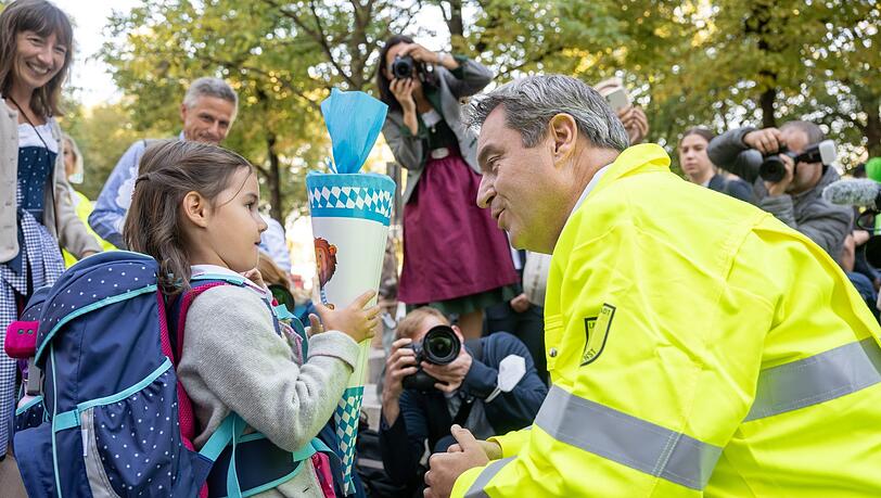 Markus Söder (CSU) als Schulweghelfer. Markus Söder (CSU) als Schulweghelfer.